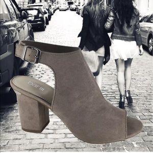 Bar III block heel and buckle nubuck tan silver